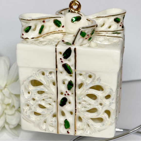 Craven Pottery Iridescent Ivory Perforated Gift Box Ornament Holly Accents NEW - Picture 4 of 9